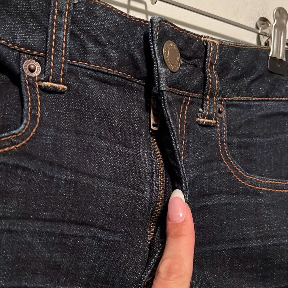 American Eagle Women's Blue Dark Wash Super Stretch Denim Cut Off Short - Picture 3 of 7